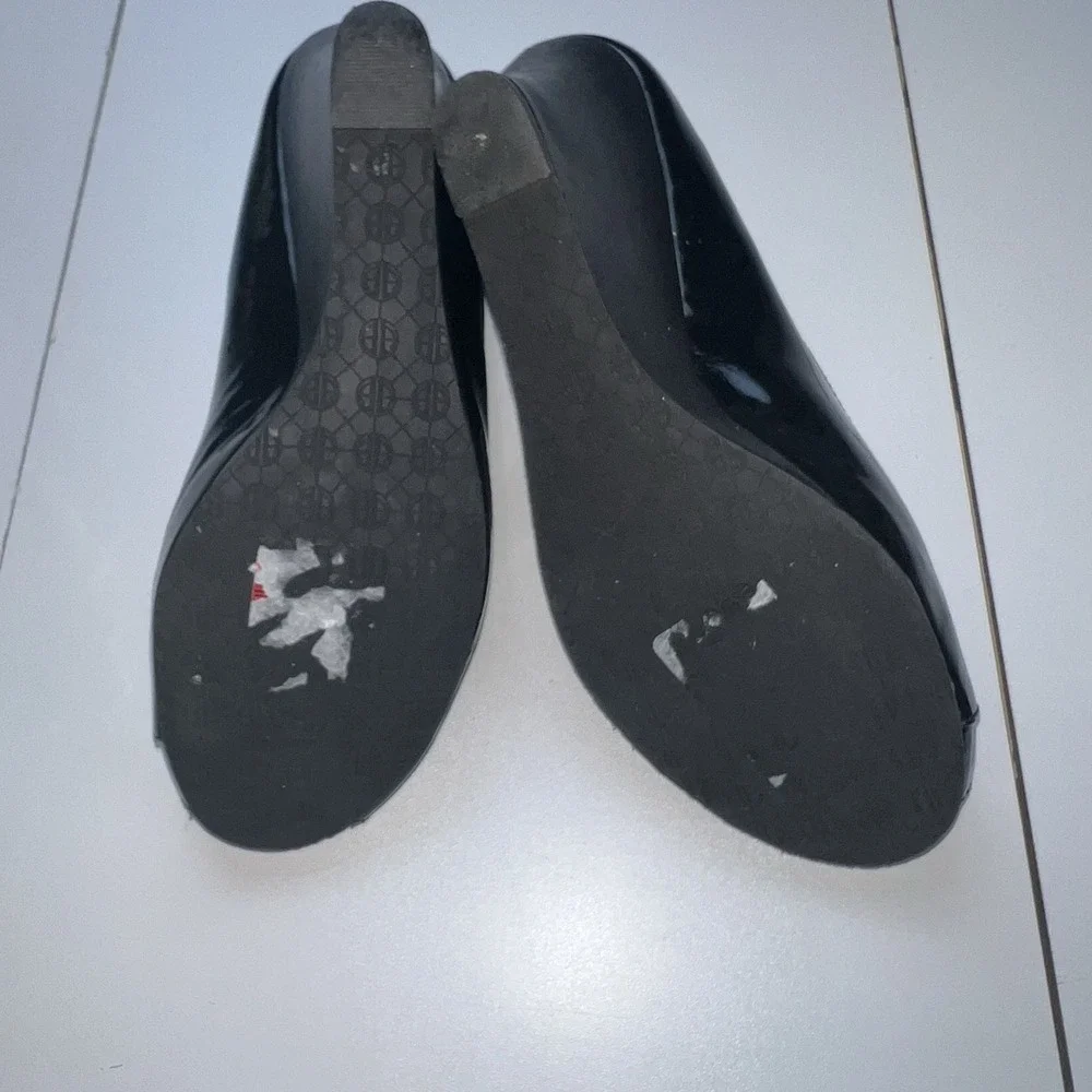 Lilly Pulitzer Black Patent Leather Wedge Peep Toe Classic Heels. 8.5 M